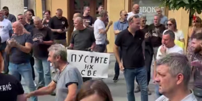 Saslušanje i odlučivanje o pritvoru za osumnjičene za napad na policiju u Kosjeriću 7. septembra u Osnovnom sudu u Požegi još nije počelo. Kako saznajemo razlog tome je što su trojica uhapšenih počeli štrajk glađu, pa se čeka njihov lekarski pregled.