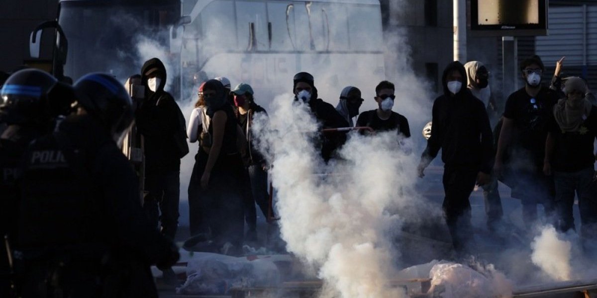 Protesti širom Francuske, jake policijske snage kreću na blokadere (VIDEO)
