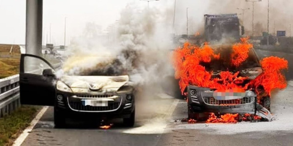 Drama na Banovom brdu: Dva vozila potpuno izgorela, jedan vozač pokušao da spasi automobil pa umalo stradao