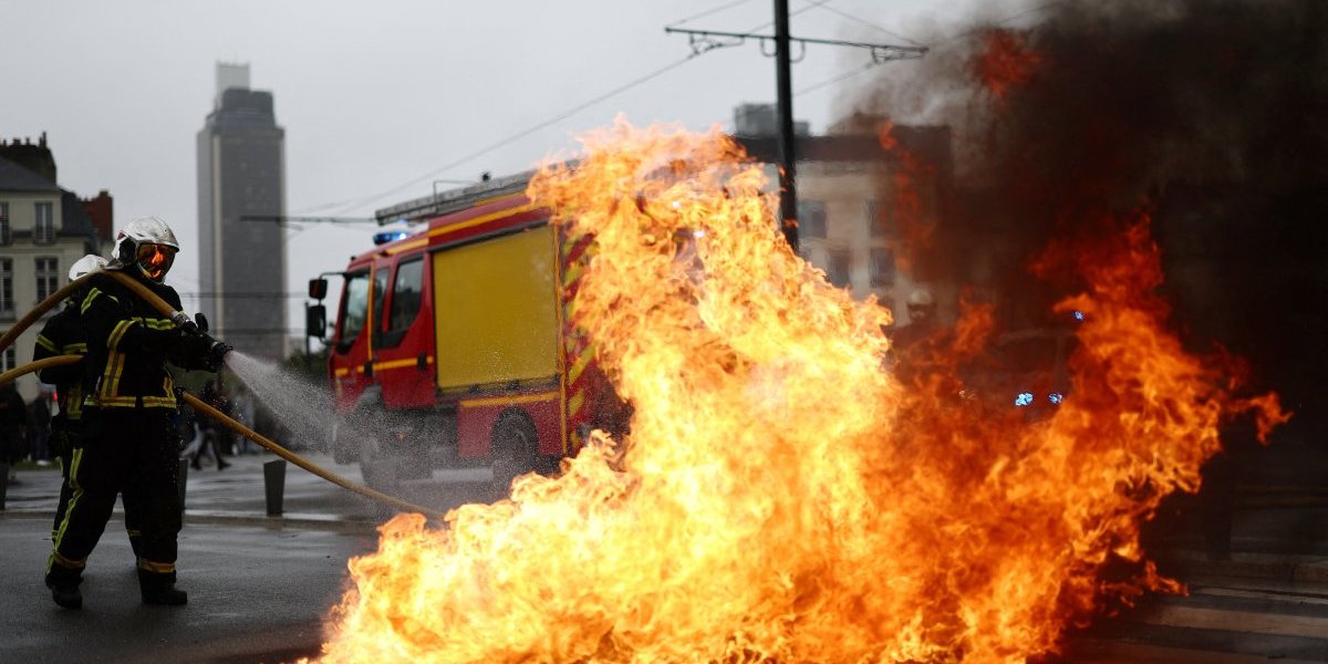 (FOTO/VIDEO) Haos u Parizu se nastavlja: Restoran u plamenu – vatrogasci se bore sa vatrom usred protesta