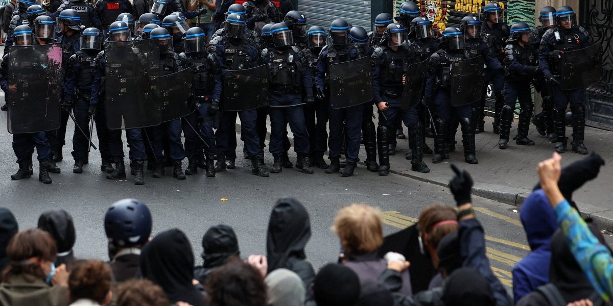 Strašne scene u Parizu! Policija razbija proteste: 473 osobe iza rešetaka (VIDEO)