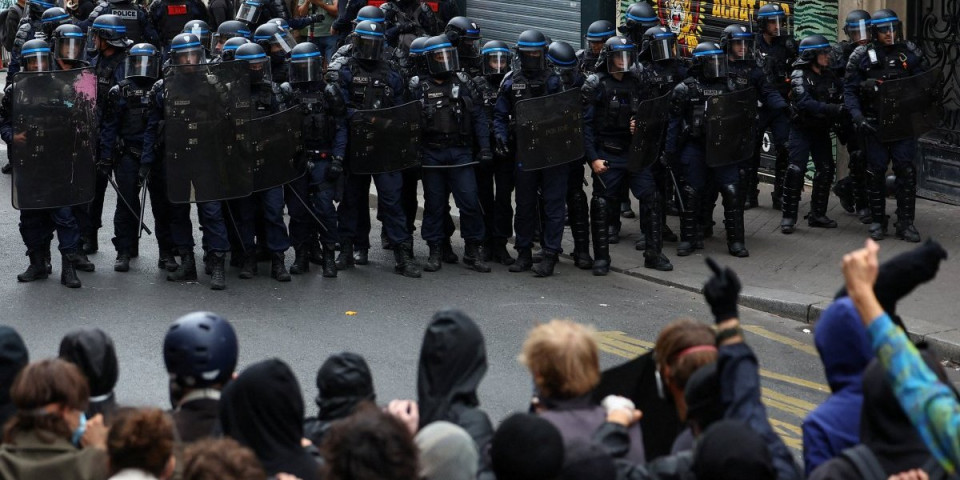 Strašne scene u Parizu! Policija razbija proteste: 473 osobe iza rešetaka (VIDEO)