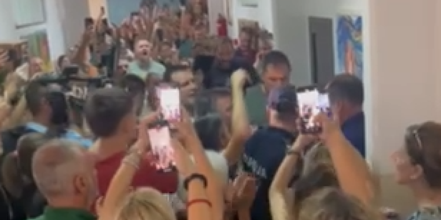 Prosvetari zloupotrebili obrazovnu ustanovu: Škola blokirana zbog smene direktora! - Oglasili se iz Ministarstva prosvete (VIDEO)