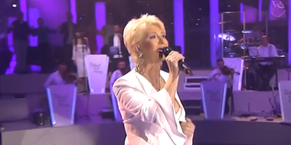 Razvela se posle skoro tri decenije braka, pa smuvala 18 godina mlađeg: Pevačica blista u vezi