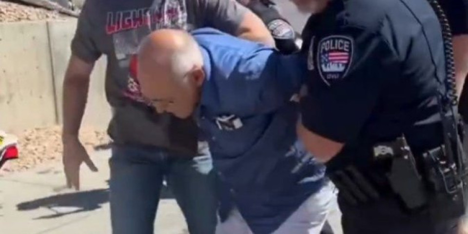 Navodni atentator vikao - Ubijte me! Novi snimak hapšenja tera jezu u kosti: Policija ga nosi, a ljudi dobacuju - Monstrume! (VIDEO)