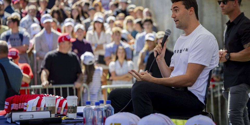 "Građanski rat!" SAD na ivici: Pucnjava na Čarlija Kirka produbila političke podele u Americi