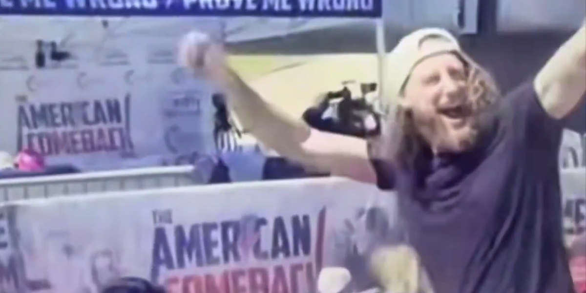 (VIDEO) Novi šok snimak ubistva Kirka otkriva nešto jezivo: Šta je ovaj čovek uradio?