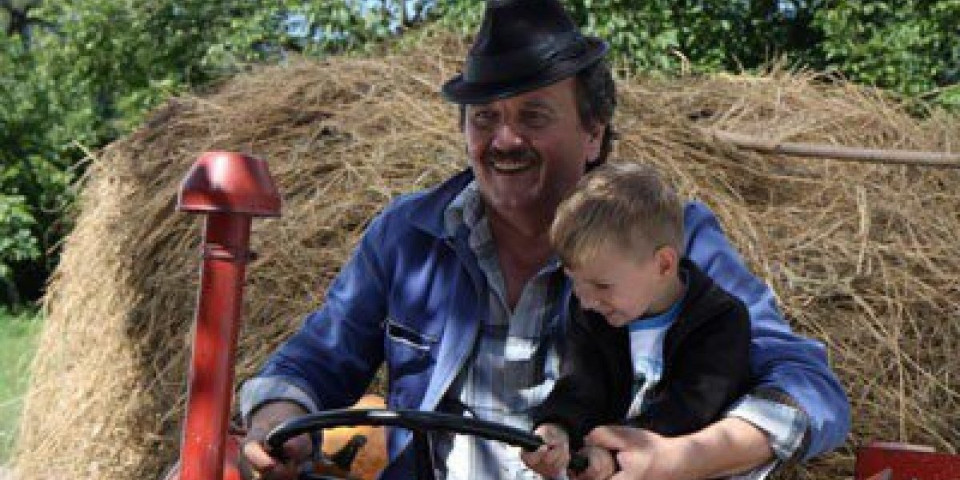 Sećate se Radašinovog unuka iz "Selo gori"? Izrastao je u pravog lepotana, devojke lude za njim (FOTO)