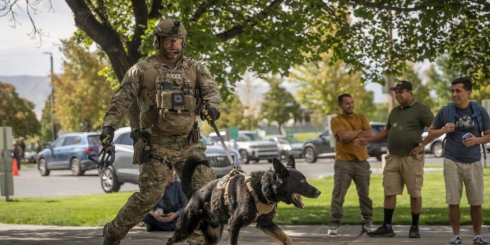 "Nosi farmerke i crnu majicu..." Snimak otkrio šok detalje ubistva Kirka! (VIDEO)