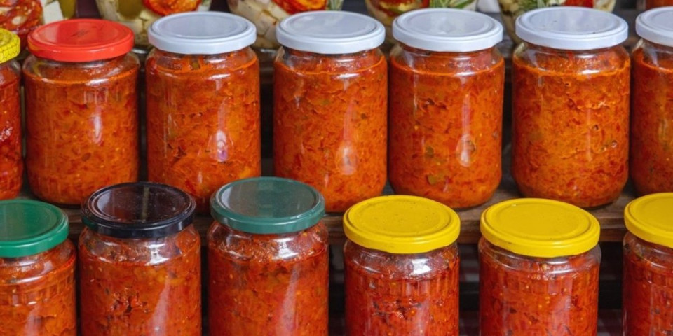 Ovako se sprema pravi leskovački ajvar: Stranci ga plaćaju suvim zlatom - zimnica bez mane