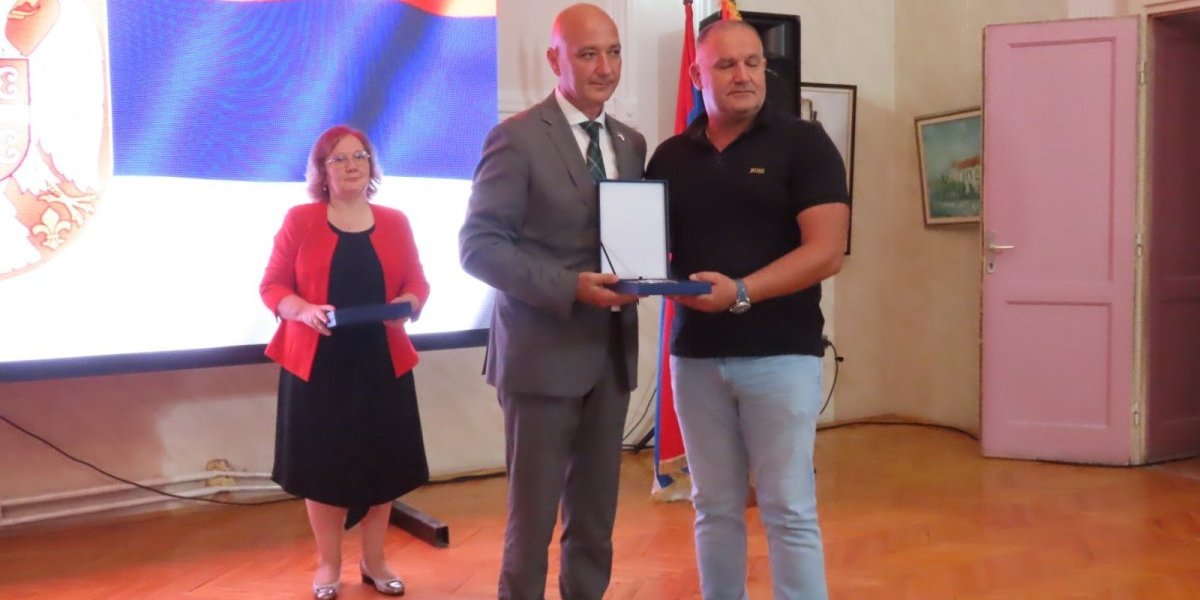 Branko Đalamić prima nagradu opštine 