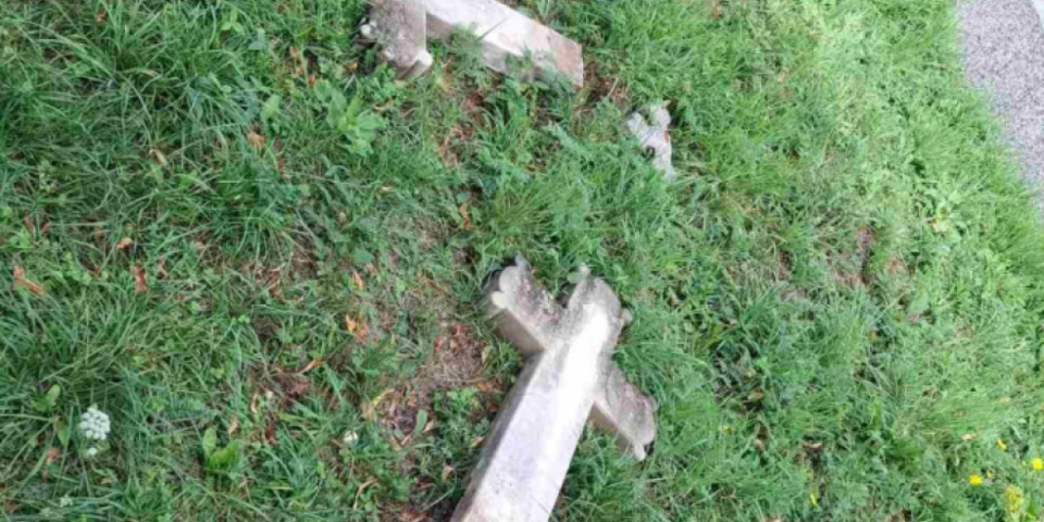 Užas u Pečuju! Vandali oskrnavili pravoslavno groblje: "Za ovaj čin nema opravdanja" (FOTO)