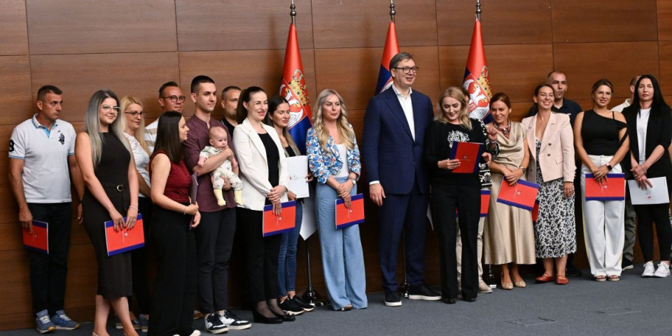 Predsednik Vučić uručio ugovore o radu: Veliki podvig za zdravstvo i povratak vrhunskih stručnjaka (FOTO)