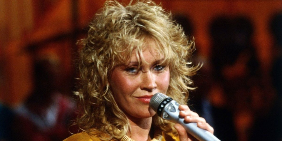 Pevačici se raspao život: Muž se smuvao sa njenom prijateljicom, majka joj se ubila