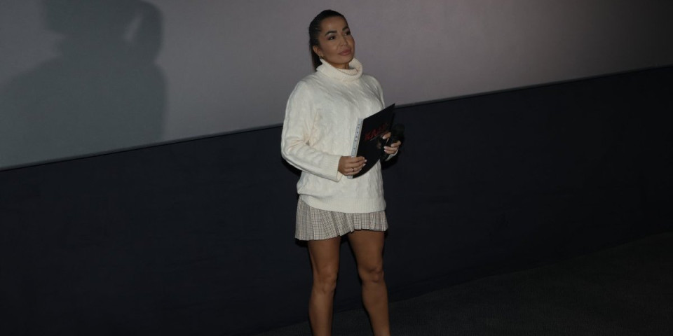 Uskoro postaje baka, a prava je bomba: Pevačeva žena se skinula u kupaći, obline samo sevaju