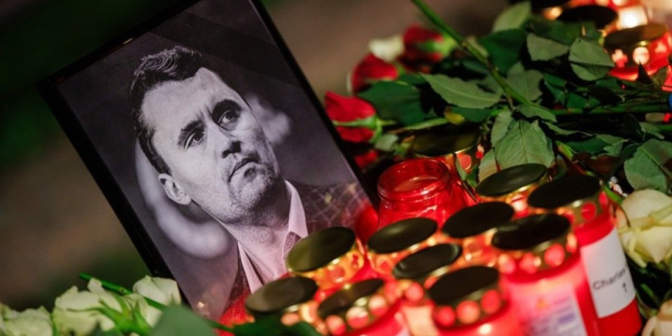 POTRESNE SCENE! "Nosim njegov krvavi privezak" - Na sahranu Čarlija Kirka Tramp i Mask (FOTO/VIDEO)