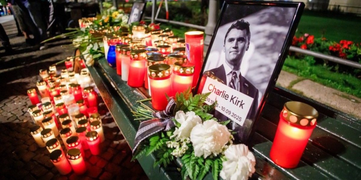 Reke ljudi izašle da odaju počast Čarliju Kirku: Scene teraju suze na oči! (FOTO/VIDEO)