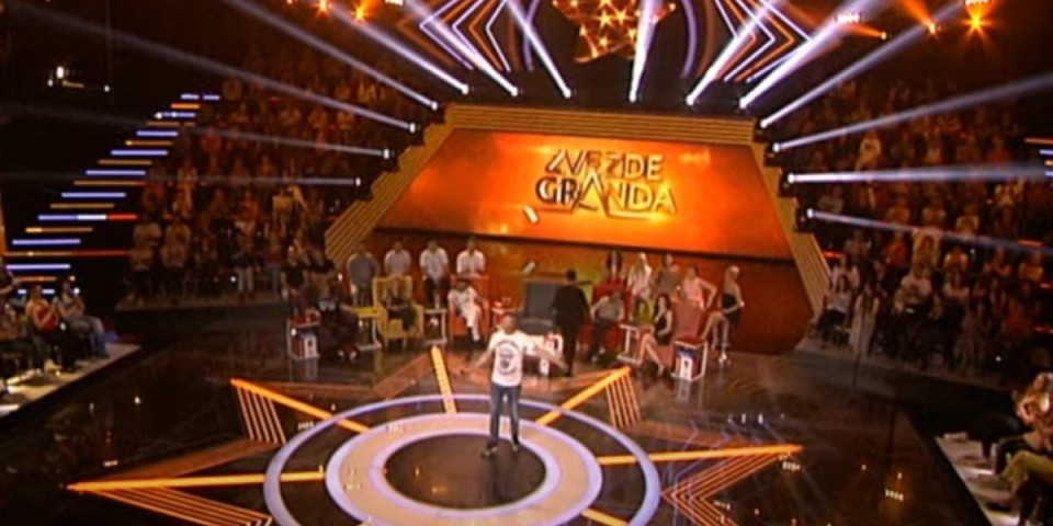 Pevač se povredio na nastupu - Završio sa nogom u gipsu (FOTO)