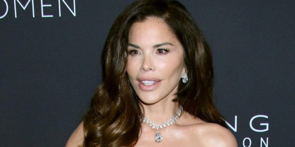 Loren Sančez dekolteom zapalila Njujork: Grudi samo što ne ispadnu iz tesne haljine (FOTO)