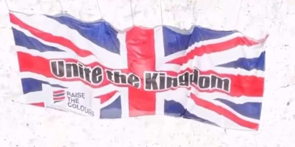 Razvijen ogroman transparent u znak sećanja na Čarlija Kirka: Ovaj potez nosi snažnu poruku! (VIDEO)