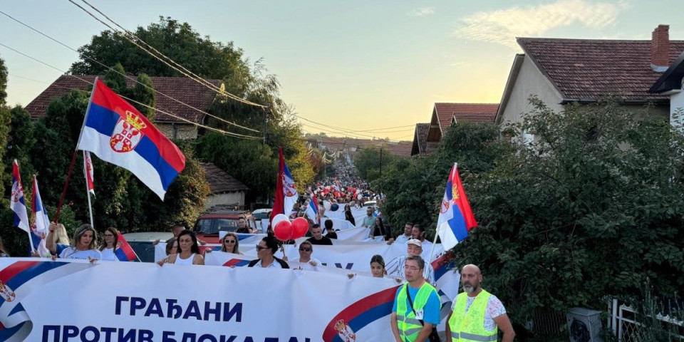Velika podrška u Kragujevcu: Građane koji su šetali protiv blokada pozdravljali i sa terasa (VIDEO)