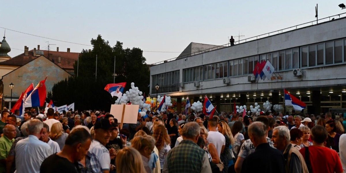 Od pompeznog najavljivanja do debakla: Pogledajte kako su građani dočekali blokadere (VIDEO)
