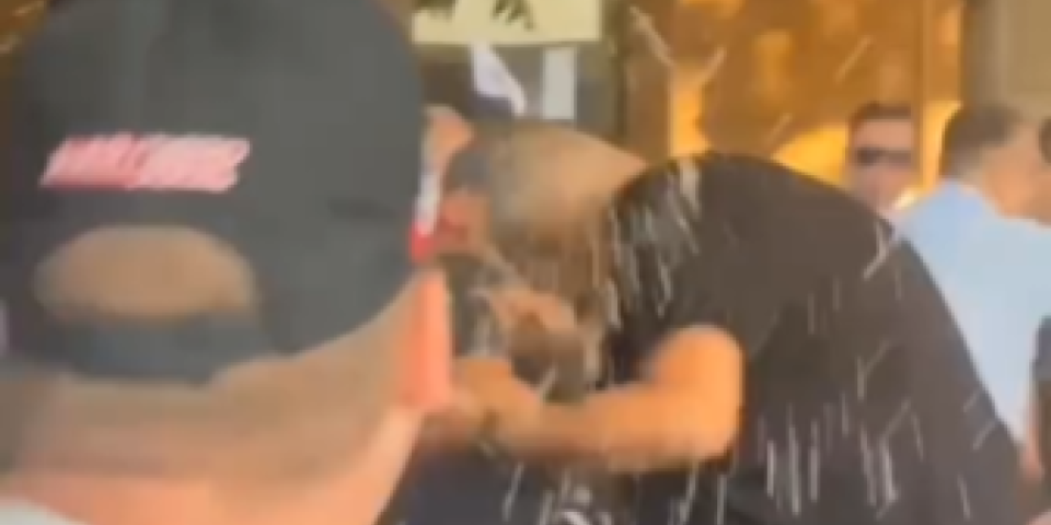 "Ćaci pada kao klada": Jezivi komentari na napad blokadera na građanina tokom skupa u Kraljevu (VIDEO)