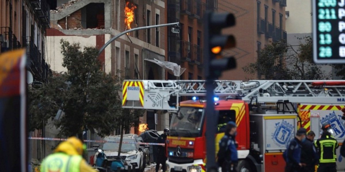 Eksplozija uništila bar, ljudi leže na ulici! (VIDEO)