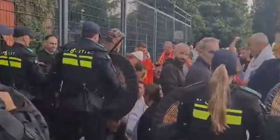 SRAMOTA: Šiptari nosili zastave zločinačke OVK i demonstrirali ispred suda u Hagu! Snage bezbednosti hitno reagovale! (VIDEO)