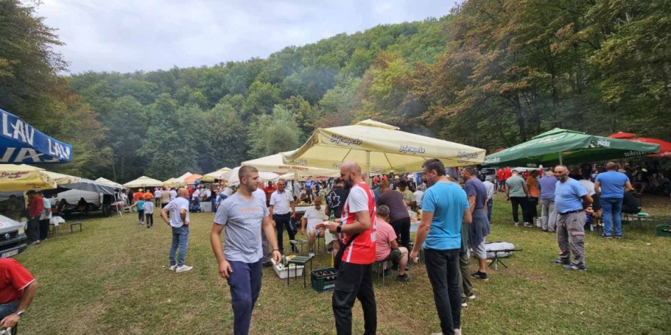 Najveća žurka u Rađevini: Šta se sve pojelo i popilo na Zmajevcu (VIDEO)