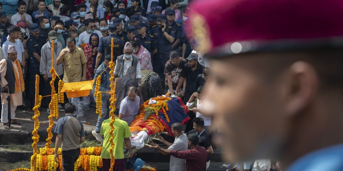 UZNEMIRUJUĆE! Nepal sav u krvi: Raste broj mrtvih - Tela stradalih pronađena u tržnim centrima, spaljenim kućama (FOTO)