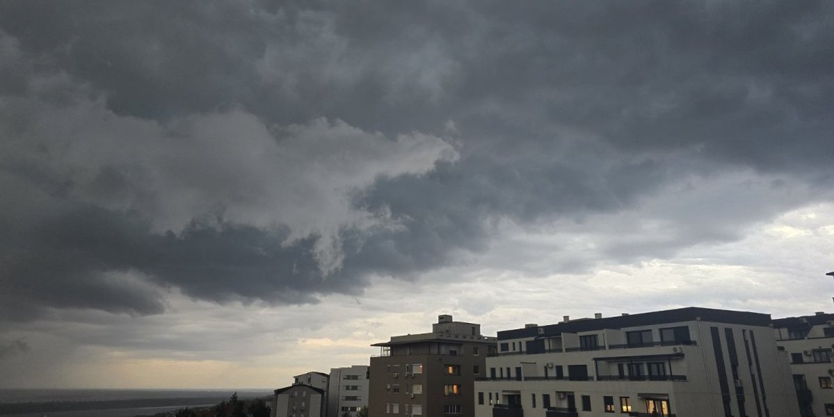 Nevreme stiglo do Beograda: Sve tutnji od munja i gromova (FOTO/VIDEO)