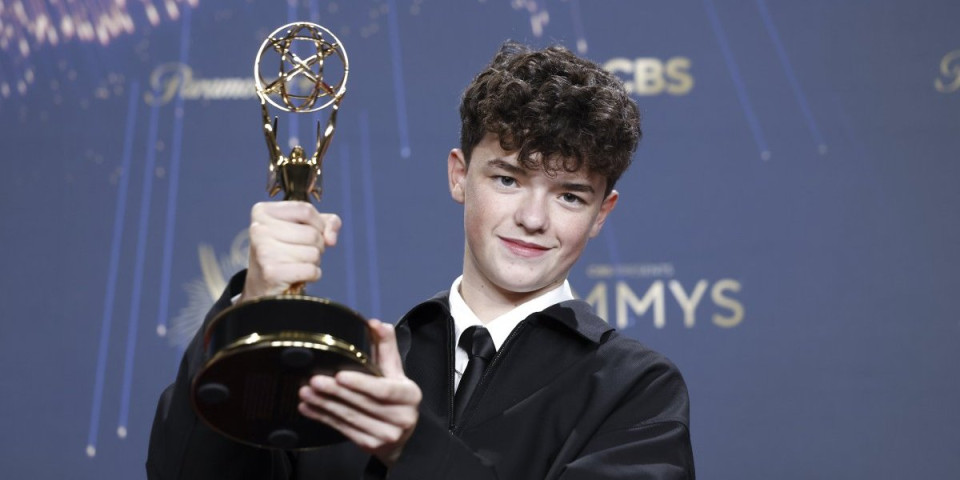 Glumac ušao u istoriju kao najmlađi dobitnik Emija: Serija "Adolescencija" trijumfovala