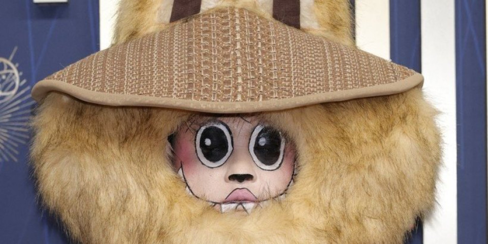 Na crveni tepih Emi nagrada ušetao Labubu – Otkriveno ko se krije ispod jezivog kostima (FOTO)