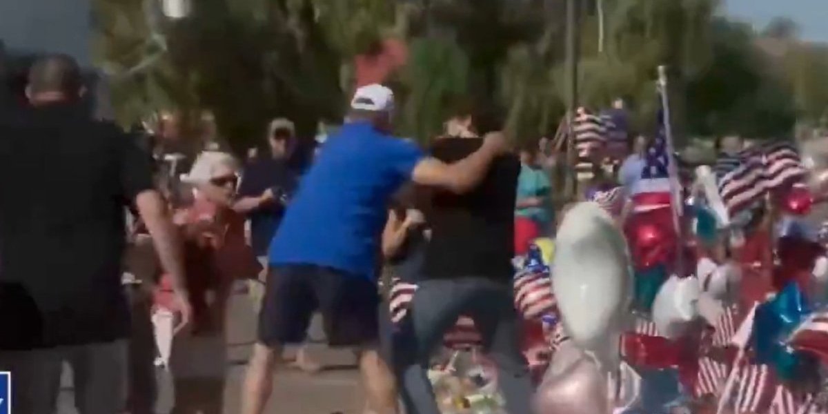 Pomahnitali manijak gazio po cveću i porukama ostavljenim u čast Čarlija Kirka - A pogledajte šta je obukao! (VIDEO)