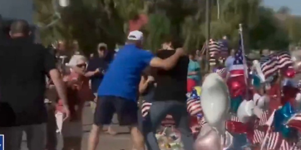 Pomahnitali manijak gazio po cveću i porukama ostavljenim u čast Čarlija Kirka - A pogledajte šta je obukao! (VIDEO)