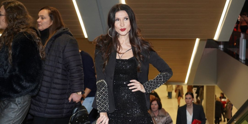 Voditeljka bez brusa šeta gradom: U 56. godini izgleda kao prava bomba (FOTO)