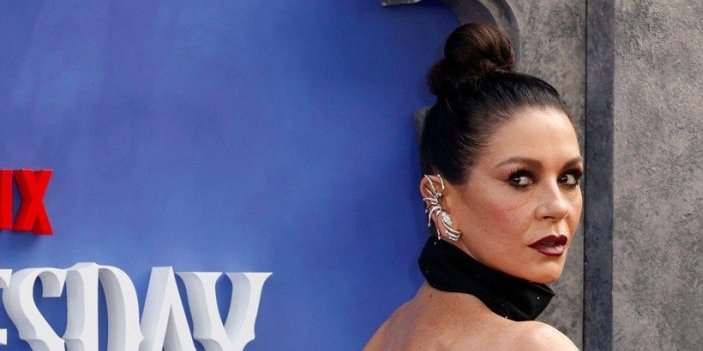 Ketrin Zita Džouns prošetala crvenim tepihom Emi nagrada bez ijednog komada donjeg veša (FOTO)