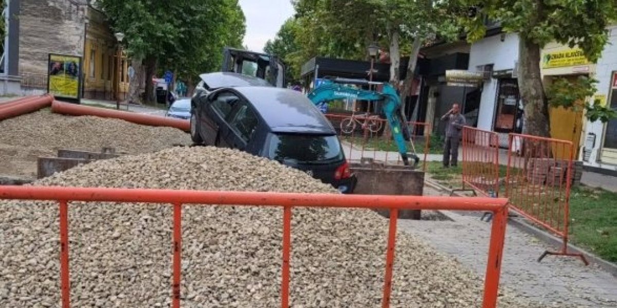 Mortus pijana sletela u kanal: Teška saobraćajka u Bečeju (FOTO)