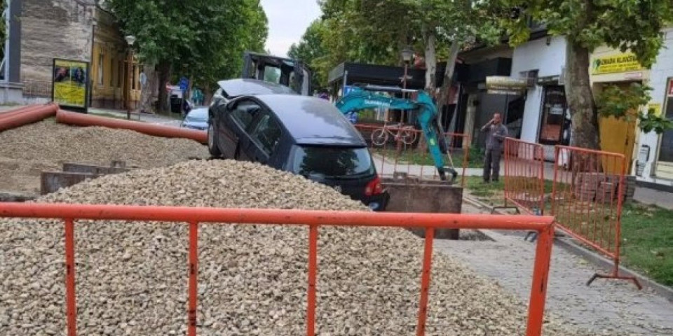 Mortus pijana sletela u kanal: Teška saobraćajka u Bečeju (FOTO)