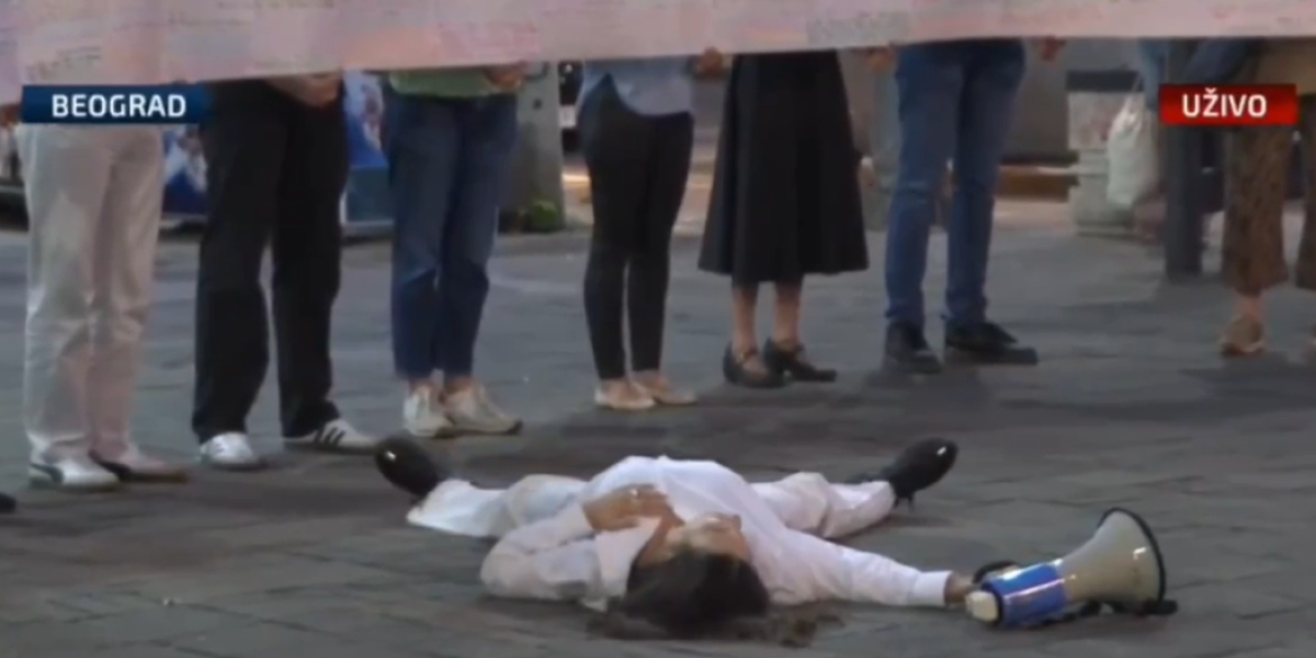 Blokaderi dostigli vrhunac bizarnosti: Performans im je toliko čudan da je i novinarka N1 ostala bez teksta (VIDEO)