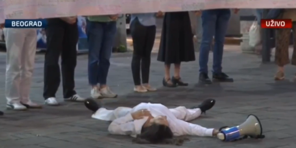 Blokaderi dostigli vrhunac bizarnosti: Performans im je toliko čudan da je i novinarka N1 ostala bez teksta (VIDEO)