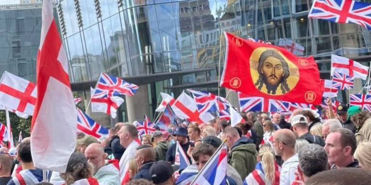 (FOTO ) Šokantne scene iz Londona! Uz Rusiju stalo stotine hiljada Engleza: Nećete verovati koje zastave nose