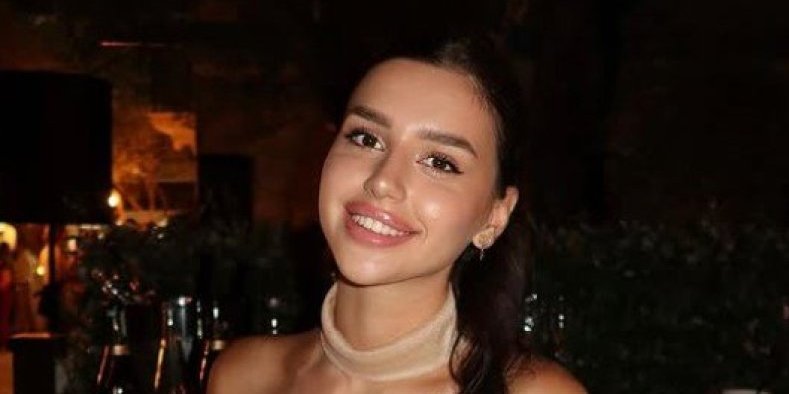 Dekolte u prvom planu - Mlađa ćerka Zdravka Čolića pozira u izazovnoj haljini (FOTO)