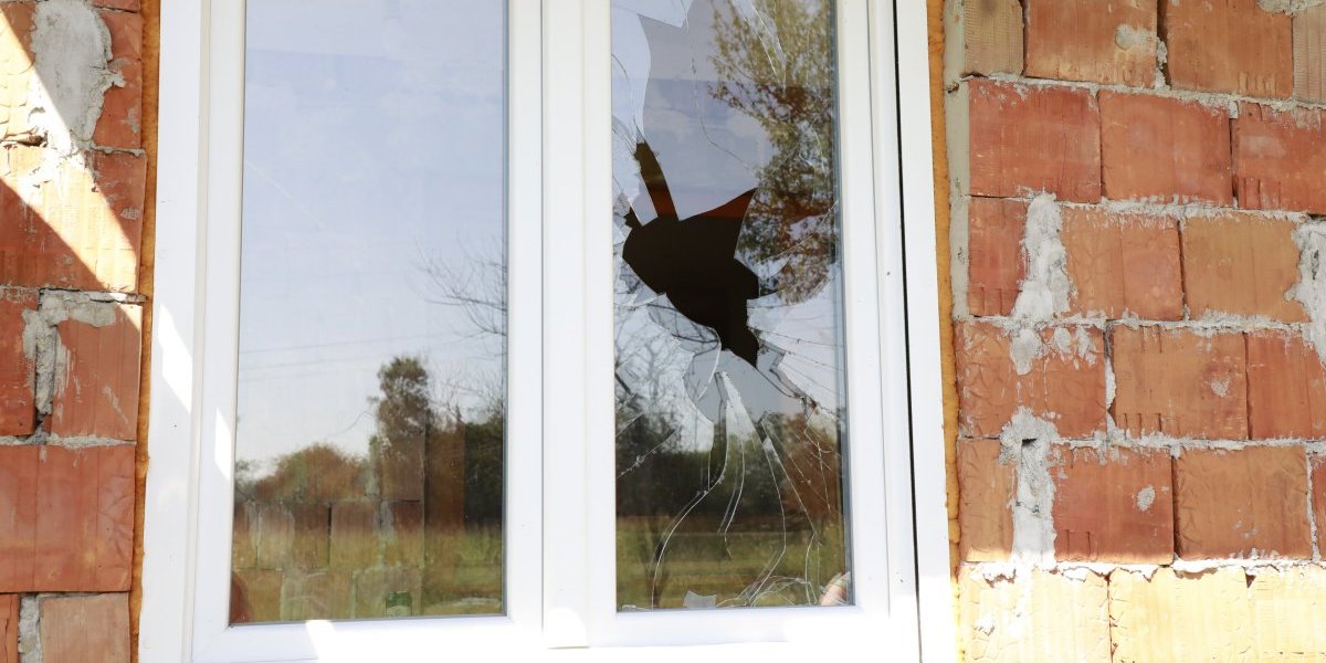 Razbijeni prozori na komšijinoj kući