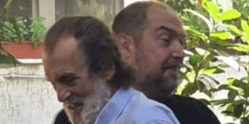 GOSI ne spava! Vuk Drašković izmilio ispod kamena pa uhvaćen na delu sa Šolakovim urednikom - došaptavali se u kafani (FOTO)