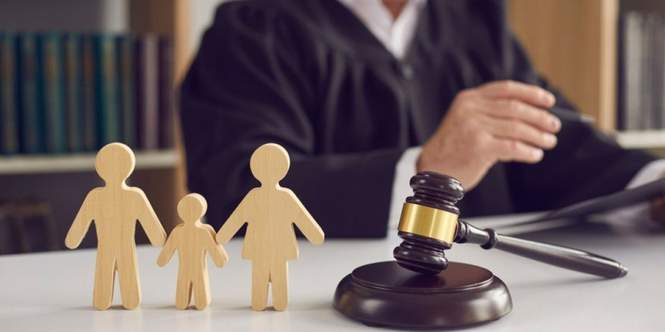 Sve informacije o Alimentacionom fondu, roditeljskom dodatku i penzijskoj starosnoj granici: Evo šta građani mogu da iskoriste