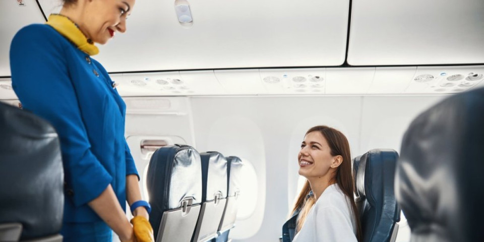 Šok u avionu: Pilot se obratio putnici usred leta, a evo i zašto (VIDEO)