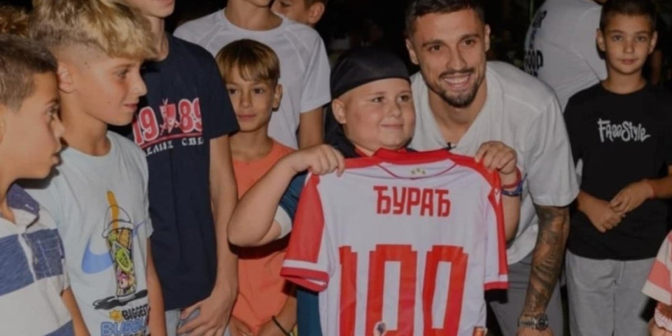 Scene koje teraju suze na oči: Poznati fudbaler obradovao bolesnog dečaka (VIDEO)