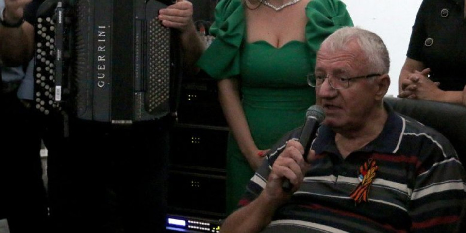 (VIDEO) Šešelj grmi iz Hrtkovaca: Došao sam star, došao sam sed, al sam spreman da zavedem red